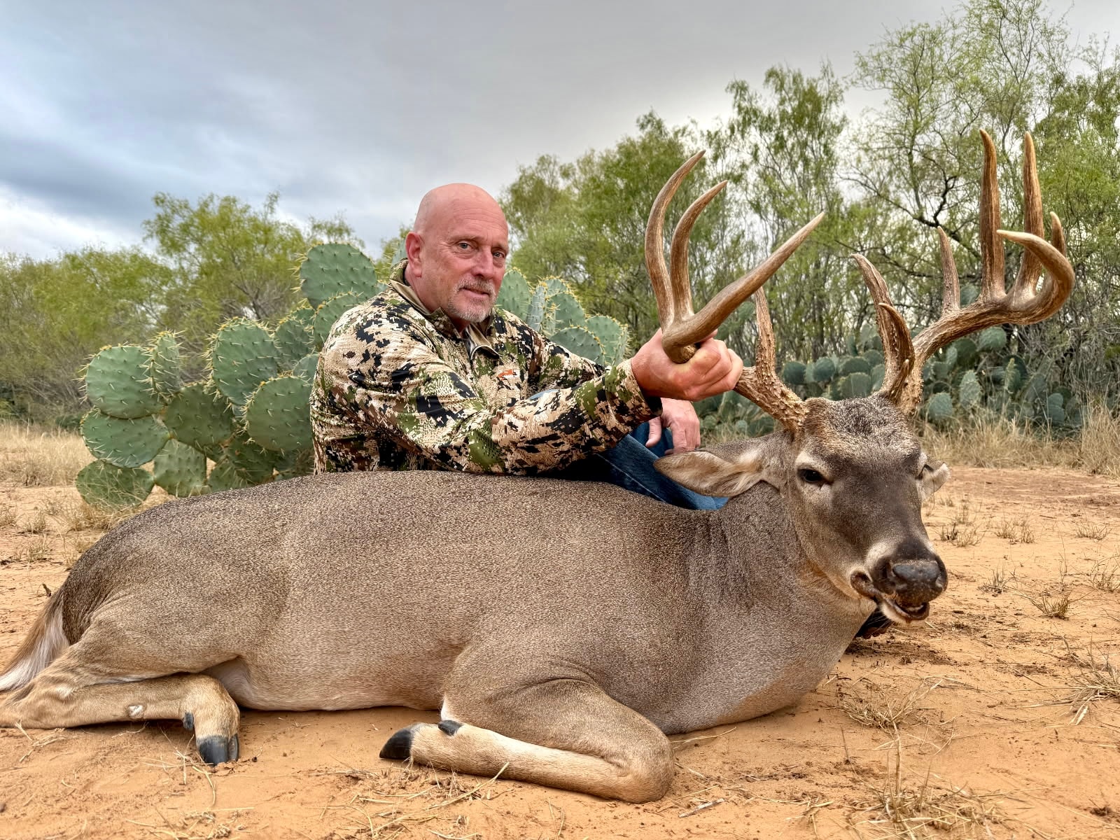 Trophy whitetail deer hunt photo 11